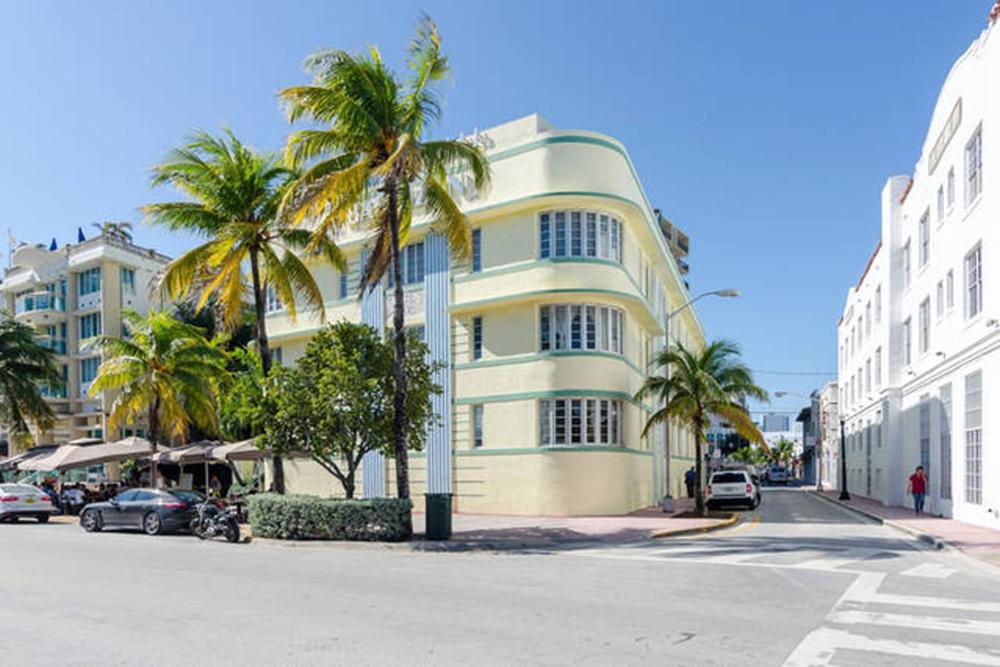Ocean Drive Studio Historic Building minutes walk to the Beach.